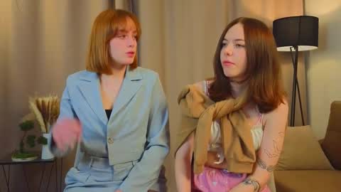 Angela and Victoria online show from December 4, 2025, 4:33 am