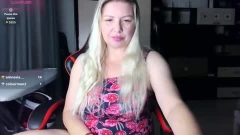Snapshot of tasha__moon chatting on October 15, 2025, 3:34 pm Tasha Moon online show from October 15, 2025, 3:34 pm