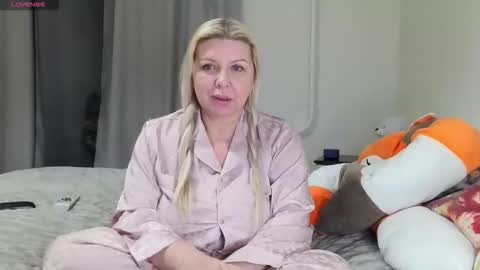 Snapshot of tasha__moon chatting on December 15, 2025, 8:02 pm Tasha Moon online show from December 15, 2025, 8:02 pm