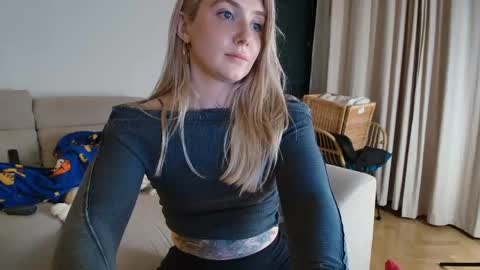 tattoobbgirl online show from April 18, 2026, 7:58 pm