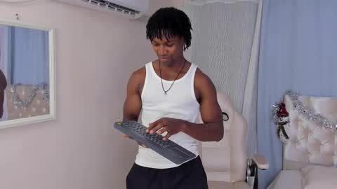 tau_montes online show from November 19, 2025, 4:34 am