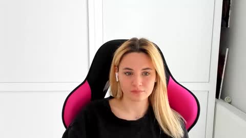 Snapshot of tayla_shy chatting on June 6, 2026, 12:54 pm Tay online show from June 6, 2026, 12:54 pm
