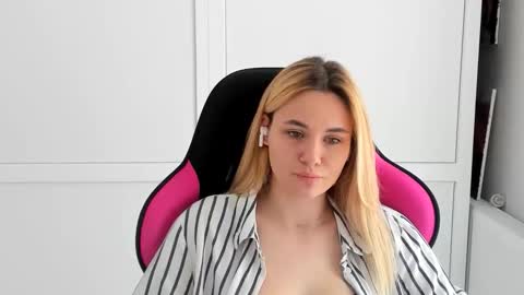 Snapshot of tayla_shy chatting on June 9, 2026, 12:28 pm Tay online show from June 9, 2026, 12:28 pm