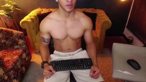 Tayler online show from December 4, 2025, 1:15 am