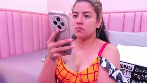 taylor_cupper_ online show from November 17, 2025, 12:27 am