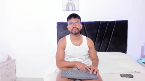 taylormaccurdy_ online show from November 4, 2025, 3:44 pm