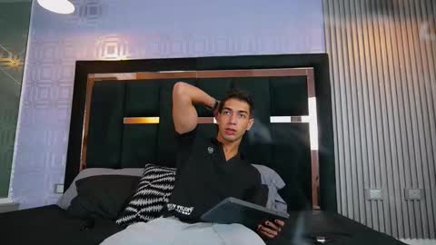 Snapshot of taylorsmiths_ chatting on November 23, 2025, 3:17 am taylorsmiths_ online show from November 23, 2025, 3:17 am