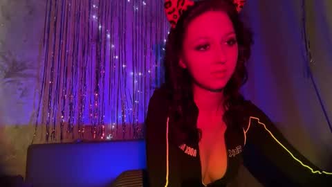 temptingvision online show from December 18, 2025, 9:15 am