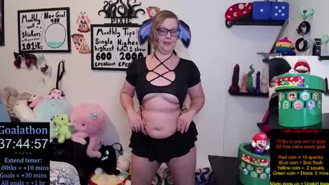 Pixie and Tentacle Overlord online show from November 7, 2025, 11:16 pm