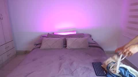 tender_dust online show from February 25, 2026, 1:37 am