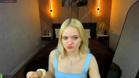 Tessa online show from March 22, 2026, 9:02 am
