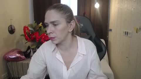 Snapshot of tessadaybreak chatting on February 19, 2025, 12:55 pm tessadaybreak online show from February 19, 2025, 12:55 pm