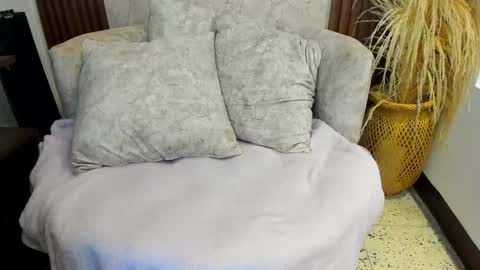 Snapshot of thais_kim chatting on November 1, 2025, 12:29 pm Sweet Thais online show from November 1, 2025, 12:29 pm