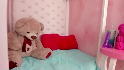 thanier_18 online show from February 11, 2026, 8:14 pm