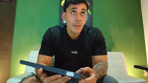 SCOTT  THEO  KAMERON  GENDERSON online show from November 28, 2025, 2:36 am