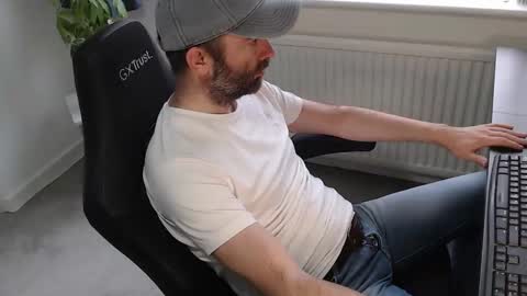 Snapshot of the_sensual_masturwait chatting on October 17, 2025, 8:50 am the_sensual_masturwait online show from October 17, 2025, 8:50 am