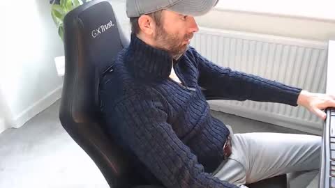 Snapshot of the_sensual_masturwait chatting on October 22, 2025, 9:20 am the_sensual_masturwait online show from October 22, 2025, 9:20 am