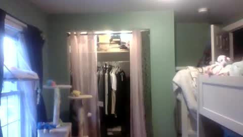 Little Bambii online show from February 4, 2025, 9:52 pm