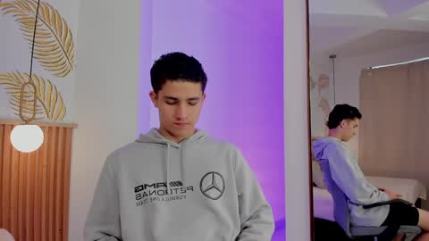 Snapshot of theohawke_ chatting on December 20, 2024, 1:22 pm THEO- MATEO online show from December 20, 2024, 1:22 pm