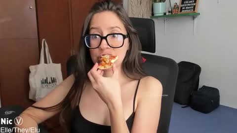 Nicole online show from November 25, 2025, 1:55 pm