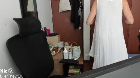 Nicole online show from April 22, 2026, 3:02 pm