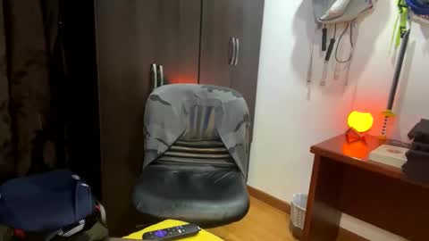 Snapshot of thiago_happy chatting on April 24, 2026, 5:43 am thiago_happy online show from April 24, 2026, 5:43 am