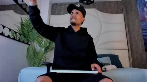 ThiagoFerreti online show from October 27, 2025, 7:40 pm