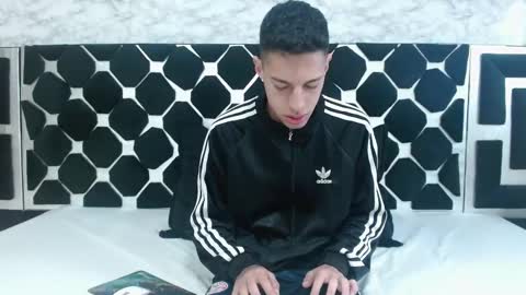 Thiago   online show from February 12, 2025, 10:04 pm