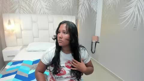 Snapshot of thianna_brunette chatting on May 21, 2026, 12:01 pm THIANA online show from May 21, 2026, 12:01 pm