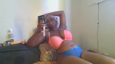 thickie_ online show from November 17, 2025, 4:40 am