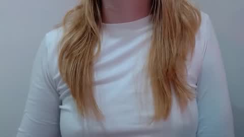 Snapshot of thin33 chatting on October 17, 2025, 2:37 am sara online show from October 17, 2025, 2:37 am