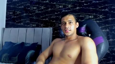 Snapshot of thomas__wayne chatting on May 6, 2026, 5:40 pm Thomas online show from May 6, 2026, 5:40 pm