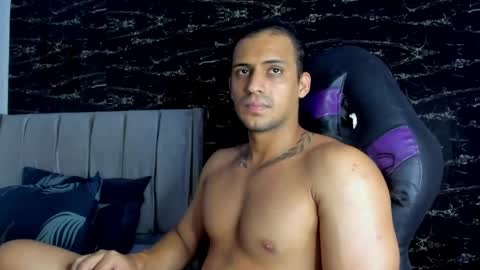 Snapshot of thomas__wayne chatting on May 12, 2026, 6:38 pm Thomas online show from May 12, 2026, 6:38 pm
