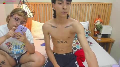 Snapshot of thomas_and_chloe chatting on March 4, 2025, 2:49 am online show from March 4, 2025, 2:49 am