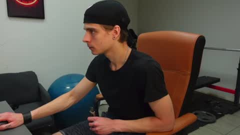 Snapshot of thomas_brons chatting on June 22, 2026, 5:04 am THOMAS BRONS online show from June 22, 2026, 5:04 am