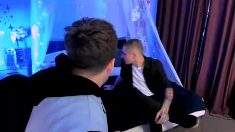 thomas_crow online show from December 23, 2025, 11:08 am