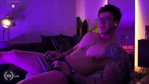 Snapshot of thomas_falcon1 chatting on July 18, 2026, 2:49 am Thomas Falcon online show from July 18, 2026, 2:49 am
