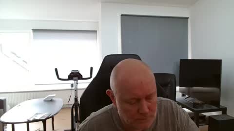 thomash32 online show from September 18, 2025, 3:25 pm