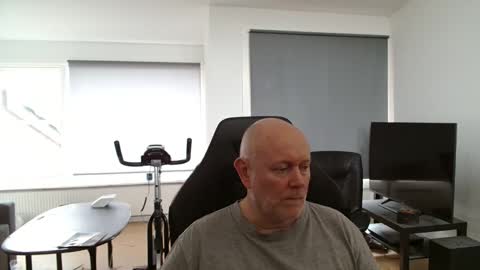 thomash32 online show from September 19, 2025, 12:17 pm