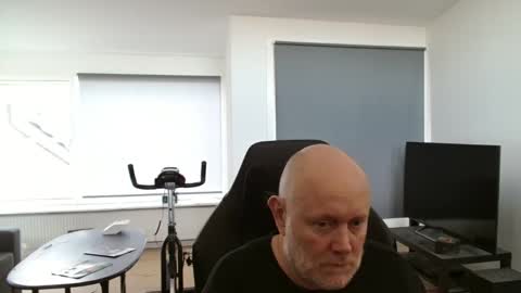 thomash32 online show from October 18, 2025, 9:10 am