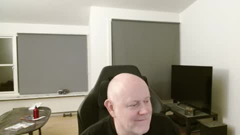 thomash32 online show from October 31, 2025, 10:44 pm