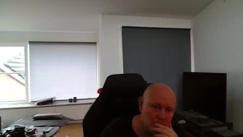 thomash32 online show from November 29, 2025, 12:41 pm