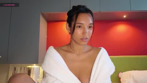 tia_j online show from September 18, 2025, 5:53 am