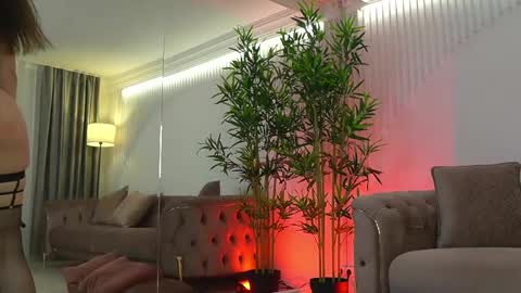 tiffanyyray online show from April 1, 2026, 5:19 am