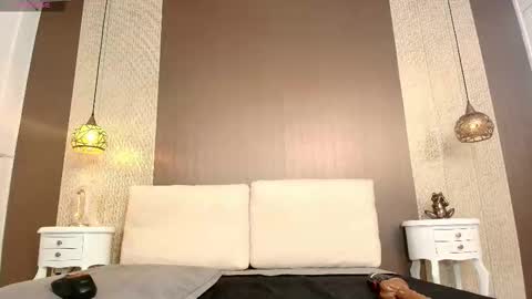 T I F F A N Y online show from December 5, 2025, 8:16 pm