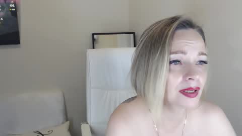 Snapshot of tilly_eliot chatting on December 12, 2024, 10:42 pm Tilly online show from December 12, 2024, 10:42 pm
