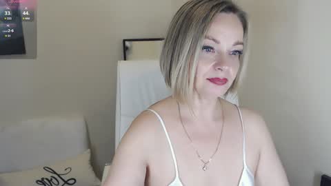 Snapshot of tilly_eliot chatting on December 22, 2024, 8:03 pm Tilly online show from December 22, 2024, 8:03 pm