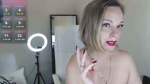 Snapshot of tilly_eliot chatting on February 2, 2025, 9:23 pm Tilly online show from February 2, 2025, 9:23 pm