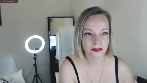 Snapshot of tilly_eliot chatting on February 3, 2025, 4:31 pm Tilly online show from February 3, 2025, 4:31 pm