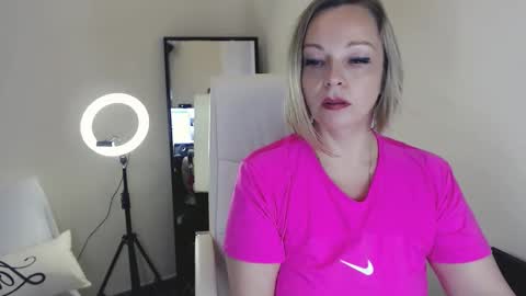 Snapshot of tilly_eliot chatting on February 4, 2025, 2:32 pm Tilly online show from February 4, 2025, 2:32 pm